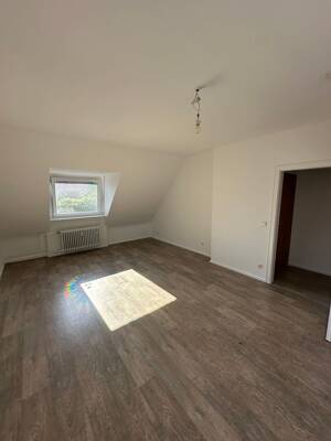 Frisch renovierte 2,5-Zimmer-Dachgeschosswohnung in Essen-Stadtwald – 45134 Essen – Vorschaubild 2