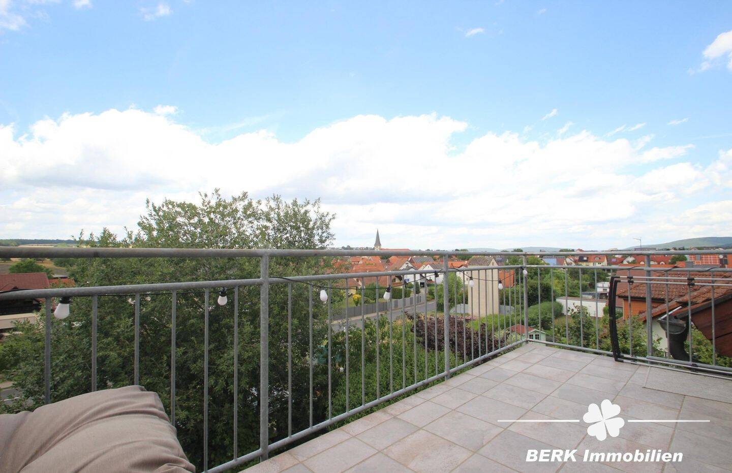 BERK Immobilien - Stilvolle DG-Wohnung für Singles & Paare im Erstbezug am Ortsrand