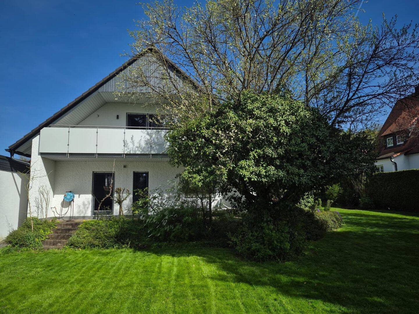 Rückersdorf: Traumhaus mit zwei Terrassen, Balkon und großem sehr gepflegtem Garten – Rückersdorf – Bild 1 von 9