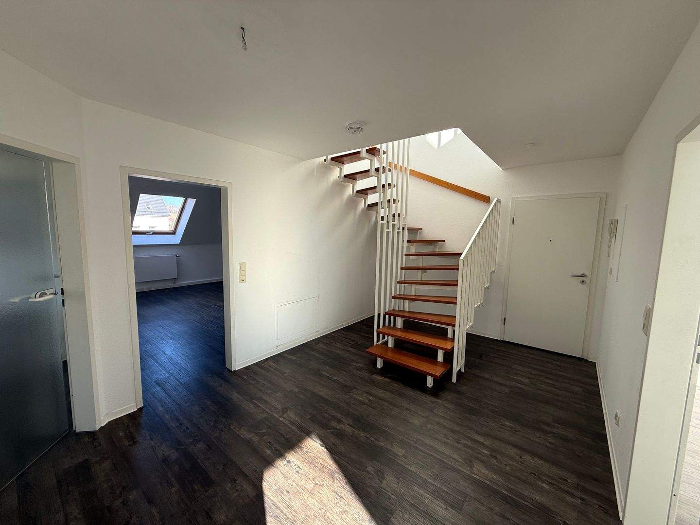 Große und lichtdurchflutete 4-Raum-Maisonette-Wohnung mit Tageslichtbad und EBK – Chemnitz – Vorschaubild 8