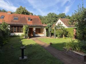 Ländliche Idylle mitten in der Stadt ! Ihr künftiges Zuhause mit herrlichem Garten und 3 Garagen !