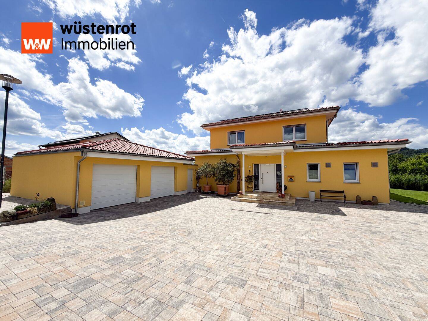 Stilvolles Einfamilienhaus im mediterranen Design mit Wintergarten und großzügigem Grundstück