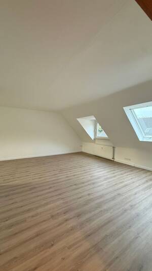 Helle Dachgeschosswohnung mit großzügigem Wohnbereich und modernem Ambiente
