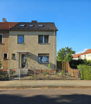 REIHENENDHAUS MIT POTENZIAL IN DER MILCHSTRASSE