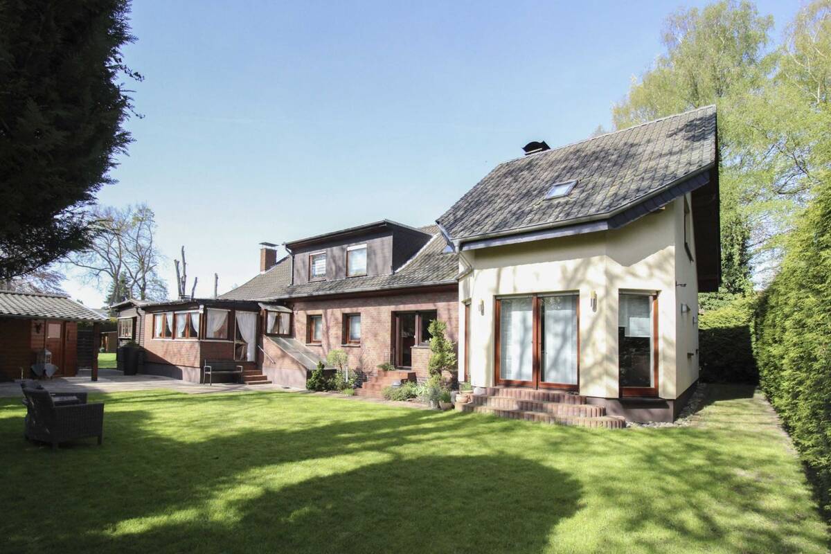 Neuer Preis! Zweifamilienhaus mit großem Garten für mehrere Generationen in Paderborn-Sennelager – 33104 Paderborn – Bild 1 von 9