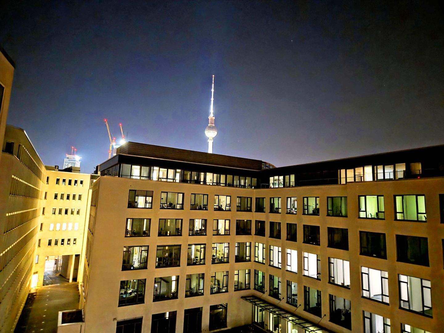 Großartige und fantastische Wohnung auf Zeit in Mitte (Berlin) – Berlin – Vorschaubild 8