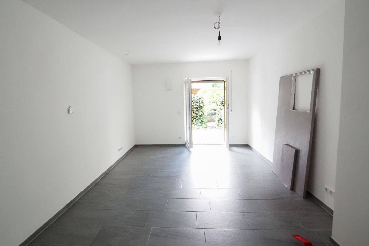 Attraktive und moderne 1-Zimmerwohnung mit Terrasse und eigenem Mini-Garten in ruhiger und zentrumsnaher Lage – Nürnberg – Vorschaubild 3