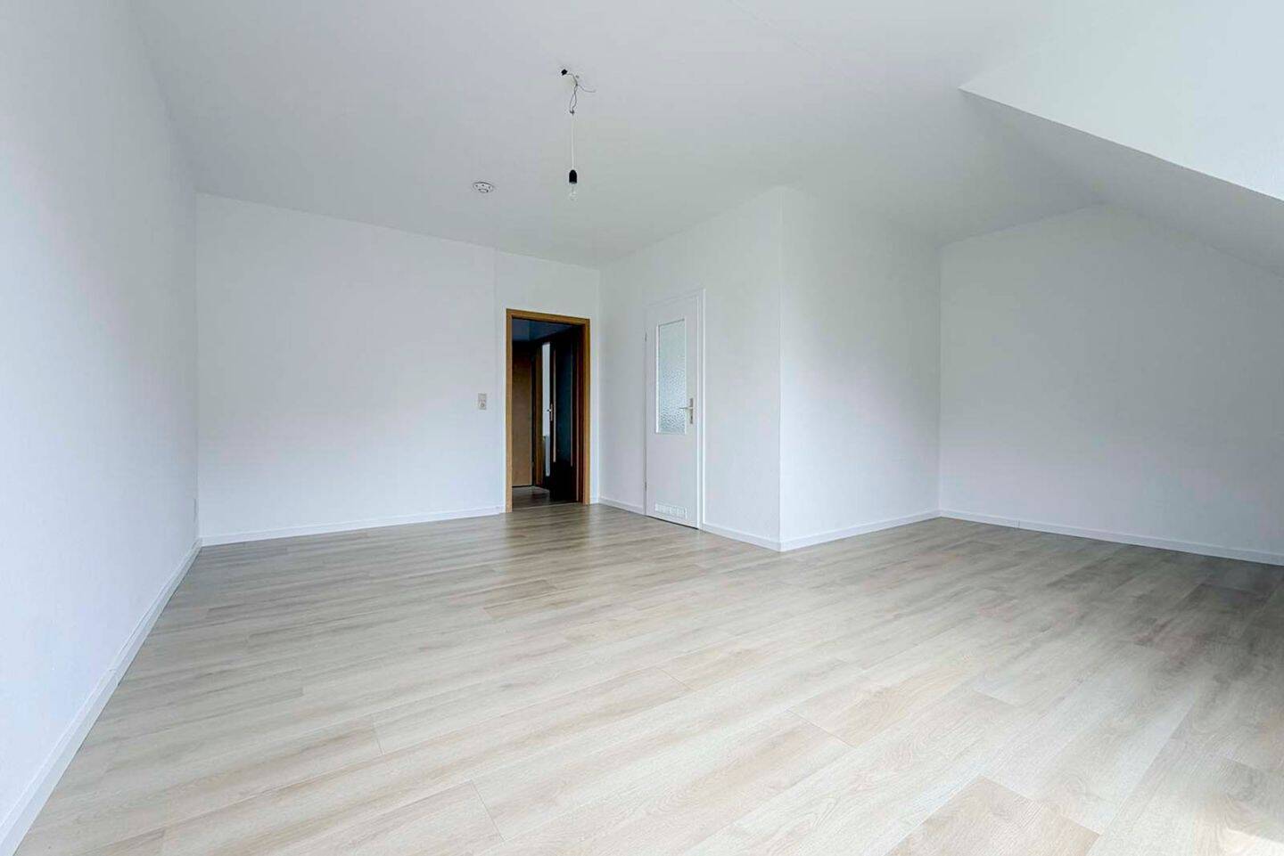*Modernisiert & bezugsfrei* Wohnung mit EBK & SP – Chemnitz – Vorschaubild 5