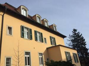 Aparte 3,5-Zimmer-Wohnung mit Einbauküche in gepflegter Jugendstil-Villa in Dresden-Klotzsche – 1109 Dresden – Vorschaubild 2