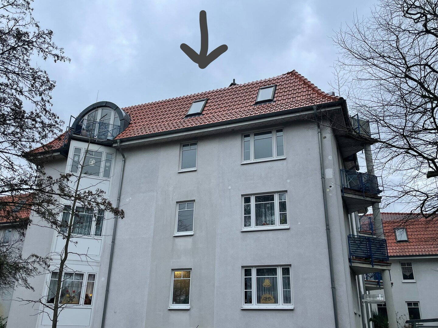 Ruhige 3 Zi Dachgeschosswohnung in gepflegter, grüner Anlage
