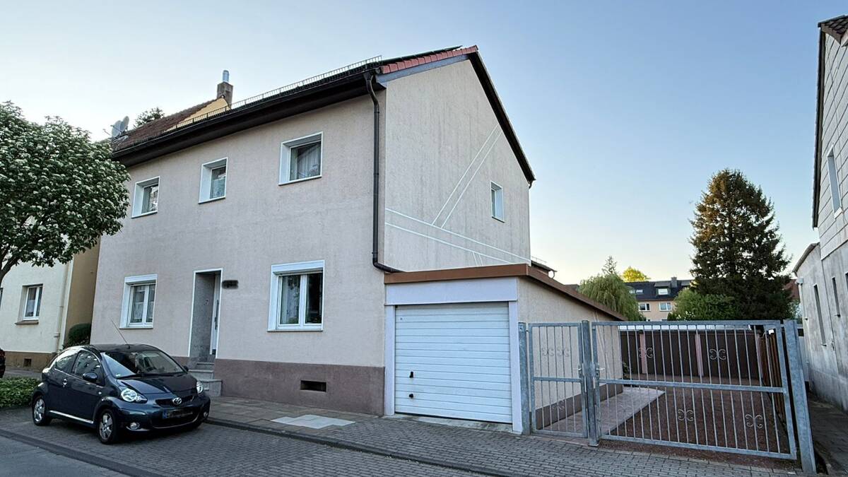 Zwei modernde Häuser (EFH mit Anbau 2-Fam.-Haus) auf gepflegtem Grundstück mit 4 Garagen – 45327 Essen – Bild 1 von 9