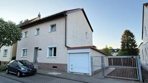 Zwei modernde Häuser (EFH mit Anbau 2-Fam.-Haus) auf gepflegtem Grundstück mit 4 Garagen
