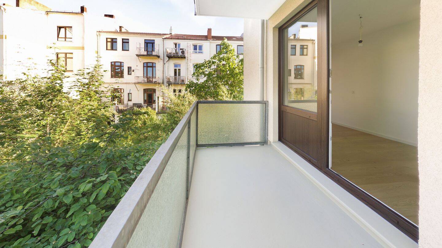 Stadtwohnung in Fesenfeld: Modernisierte 3-Zimmer-Wohnung mit Balkon ins Grüne Energieklasse C – Bremen – Bild 1 von 9