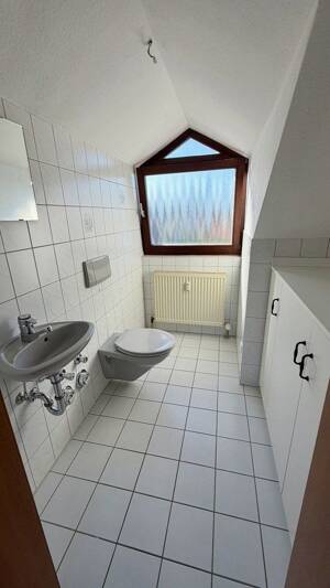 Schöne 3-Zimmer DG Wohnung mit modernisierter Küche und Balkon – 91056 Erlangen – Vorschaubild 9