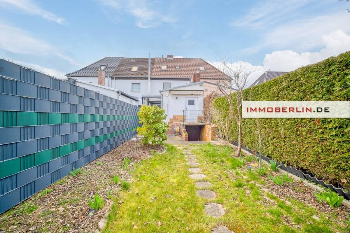 IMMOBERLIN.DE - Gepflegtes Reihenhaus mit beschaulichem Garten in Ruhelage – 13437 Berlin – Bild 1 von 9