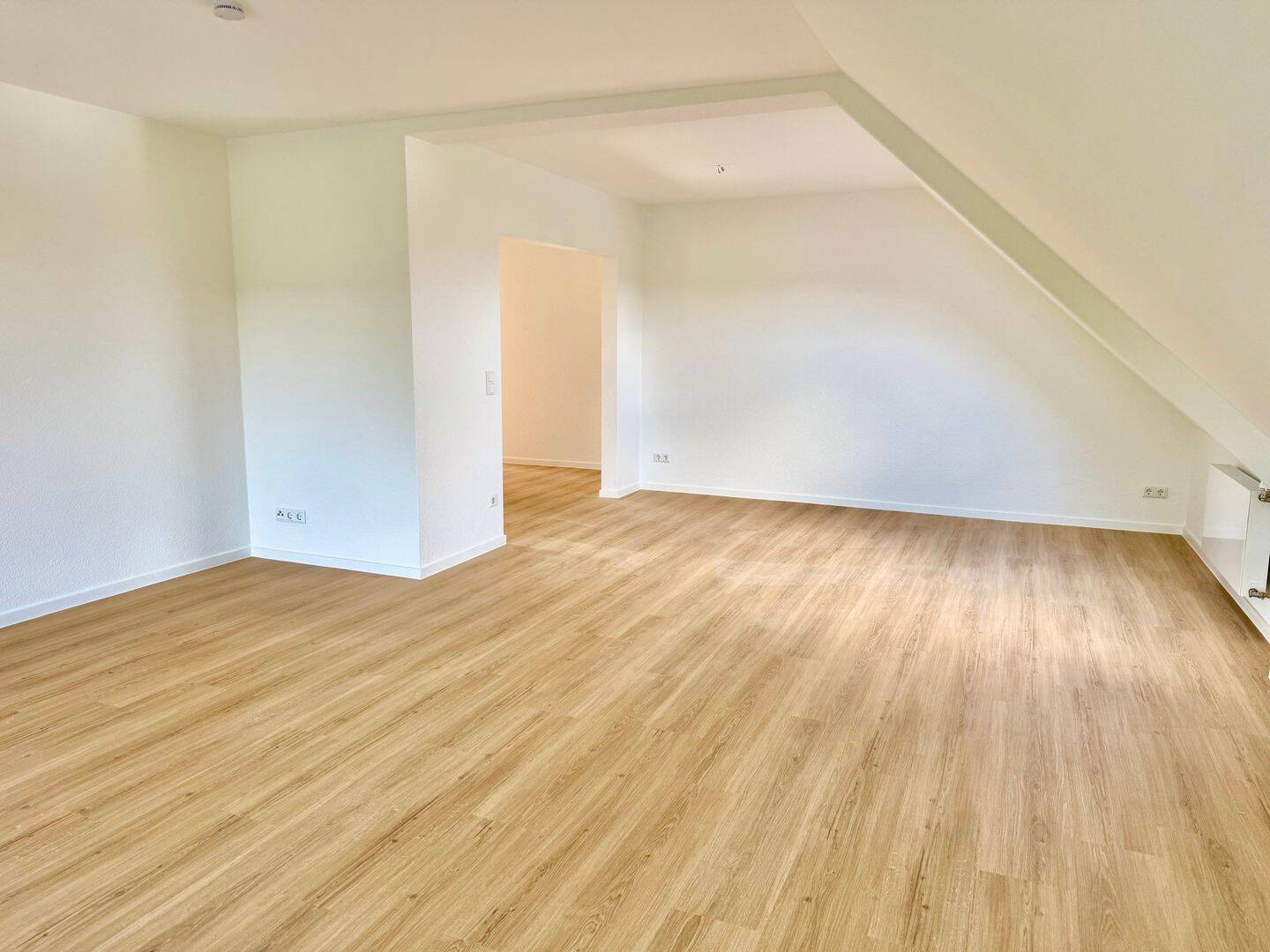 Traumhafte Dachgeschosswohnung in Wewer. Erstbezug nach Sanierung. Neues Bad. Neue Böden. Neue Türen. Großer Südbalkon. Garage. – Paderborn – Vorschaubild 2