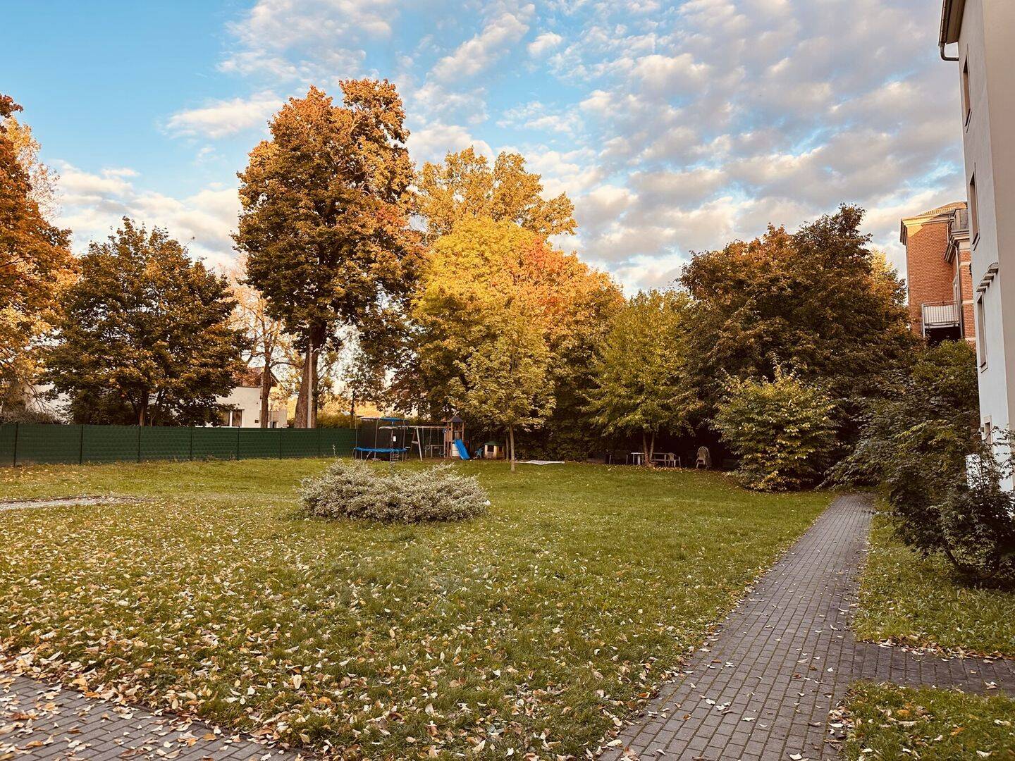 Sonnig und grün! * Hochwertig sanierte Altbauwohnung mit Balkon & großem Grundstück in Dresden * – Dresden – Vorschaubild 8