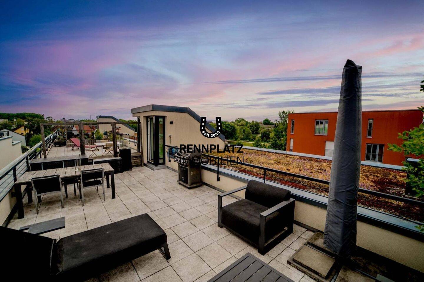 Moderne 2,5-Zimmer-Wohnung mit großer Dachterrasse und 360-Grad-Blick. Frei ab 01.10.