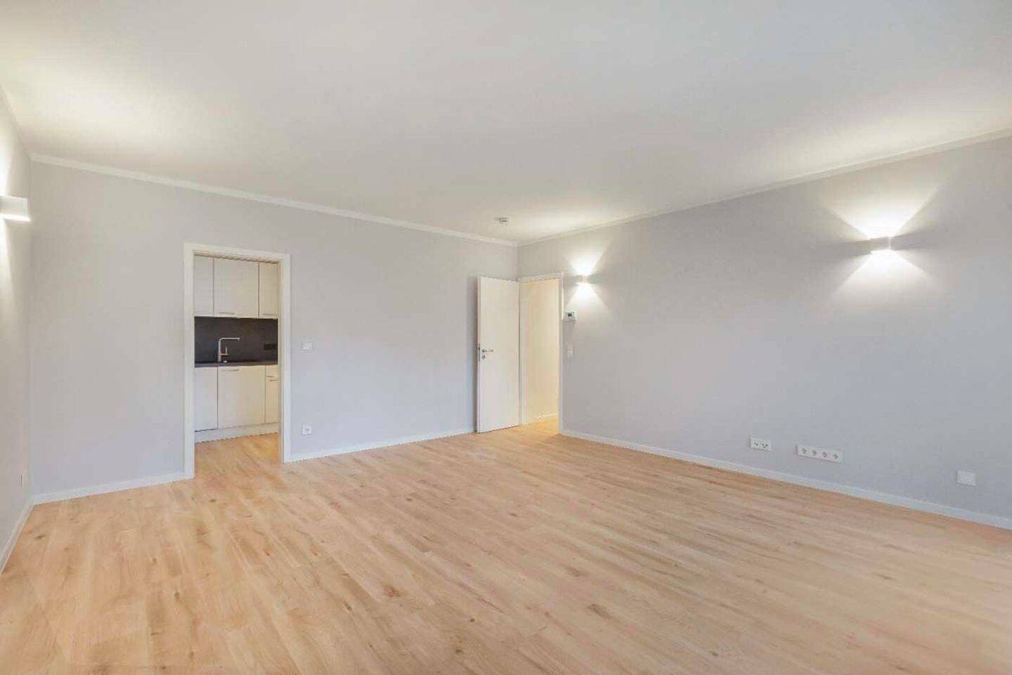 Helle und sanierte 2-Zimmer Souterrain-Wohnung mit großer Terrasse