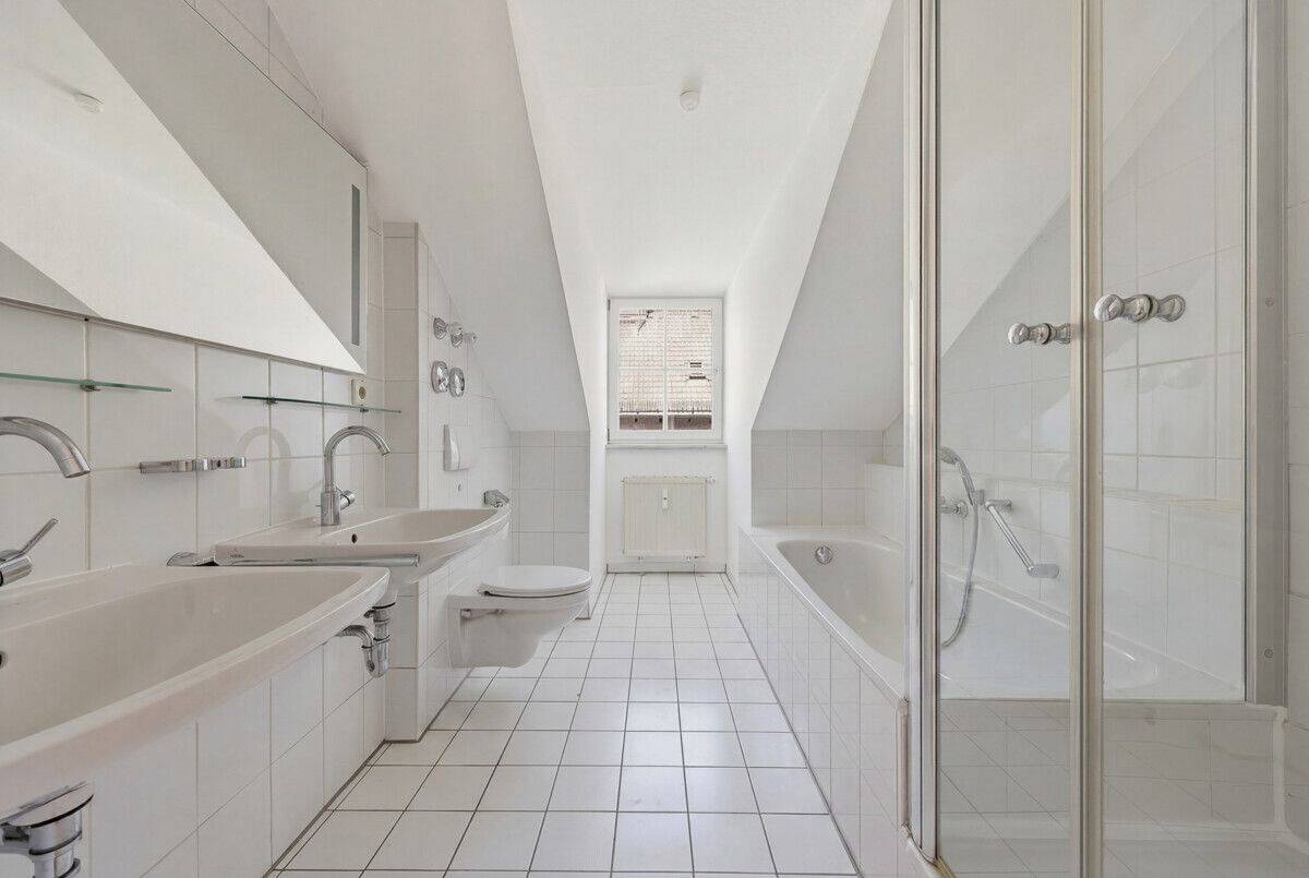 Lichtdurchflutete Dachgeschosswohnung in ruhiger Lage mit großer Fensterfront & Dachterrasse – München – Vorschaubild 9