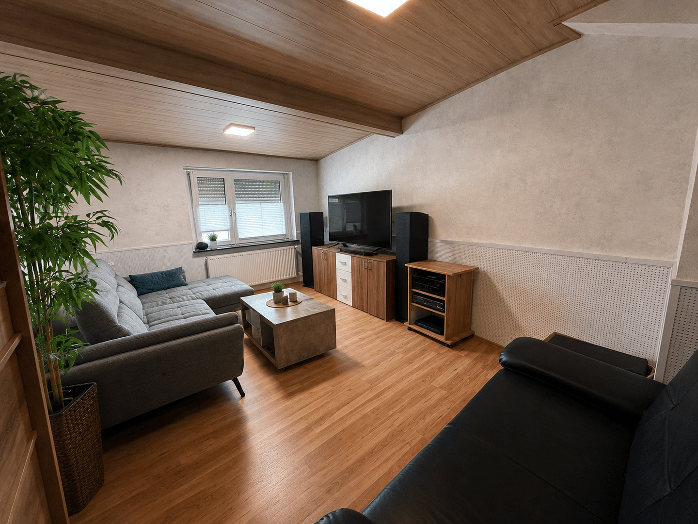 Einfamilienhaus mit hochwertig modernisiertem Wohnbereich auf 1.080 m² Grundstück Garten/Pool