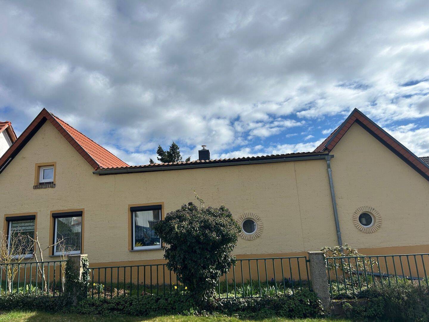 Charmantes Einfamilienhaus mit rustikalem Flair, Gartenidylle und viel Gestaltungspotenzial in Wettin-Löbejün! – Wettin-Löbejün – Vorschaubild 3