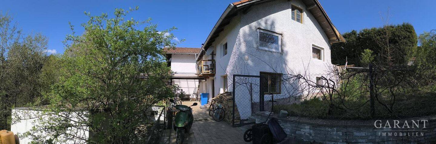 Doppelhaushälfte mit Nebengebäude, ca. 2.839 qm Grundstück, schöner Aussicht im Dreiburgenland – Fürstenstein – Bild 1 von 2