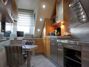 Klimatisierte Maisonette-Wohnung, voll möbliert, mit großer Dachterrasse & Stellplatz – 40547 Düsseldorf – Vorschaubild 4