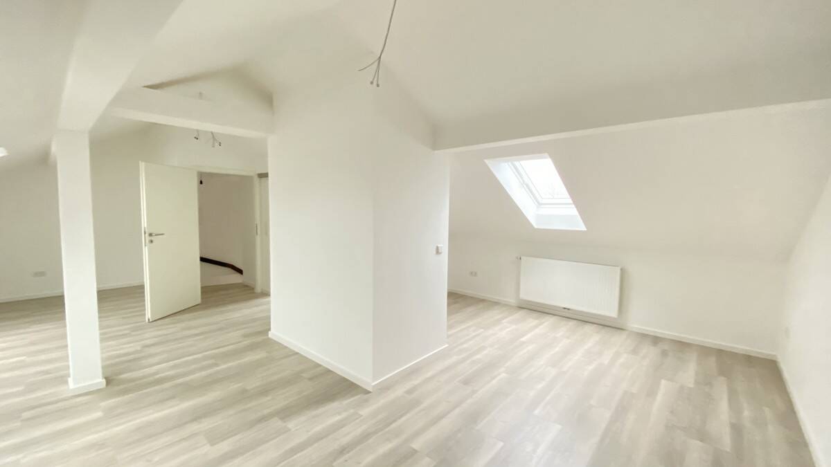 TOP renovierte 3 ZKB+Atelier mit WC im DG, ca 100 qm, Balkon, Garten, Garage, IN-Nord, Nähe TÜV