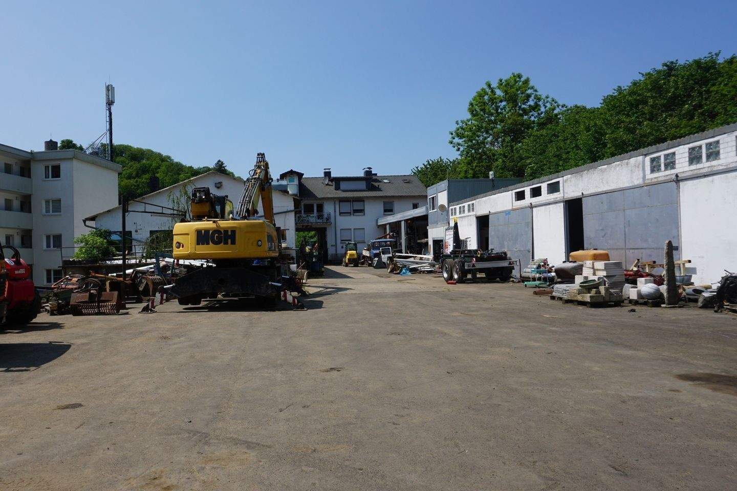 *** Mehrfamilienhaus mit großem Hof, Hallen, Werkstätten und Wiese direkt in Homberg zu verkaufen*** – Homberg – Vorschaubild 7
