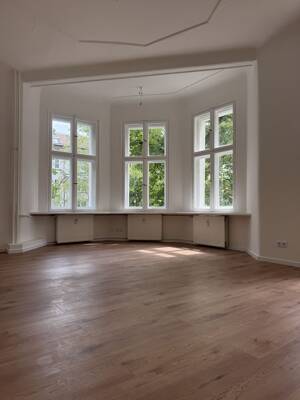 Elegante 5-Zimmer-Altbauwohnung am Wröhmännerpark mit Stuck, Balkon und zwei Bädern. – 13585 Berlin – Vorschaubild 3