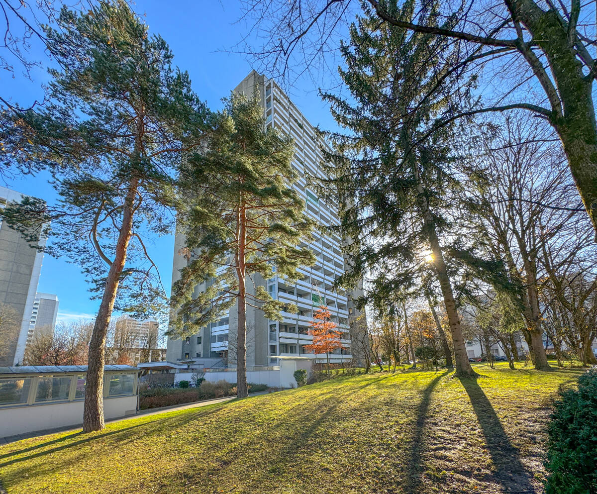 verfügbar ab 01.08.2026 - schöne 3 Zimmer Wohnung mit 2 Balkonen und Alpenblick I EBK I TG I – München – Vorschaubild 2