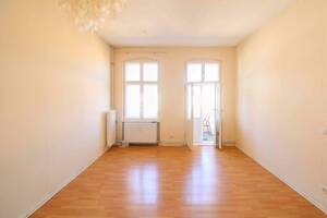 Bezugsfrei! 2-Zimmer-Altbauwohnung mit großem Balkon in Berlin-Steglitz