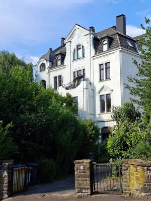 großzügige 155 m² Altbauwohnung in freihstehendem Jugendstilhaus