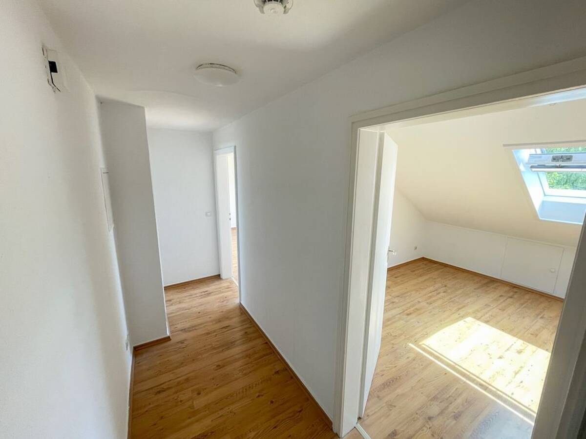 Frisch renovierte Dachgeschosswohnung in Bochum-Weitmar | ca. 57m² mit Gemeinschaftsgarten – 44795 Bochum – Bild 1 von 5