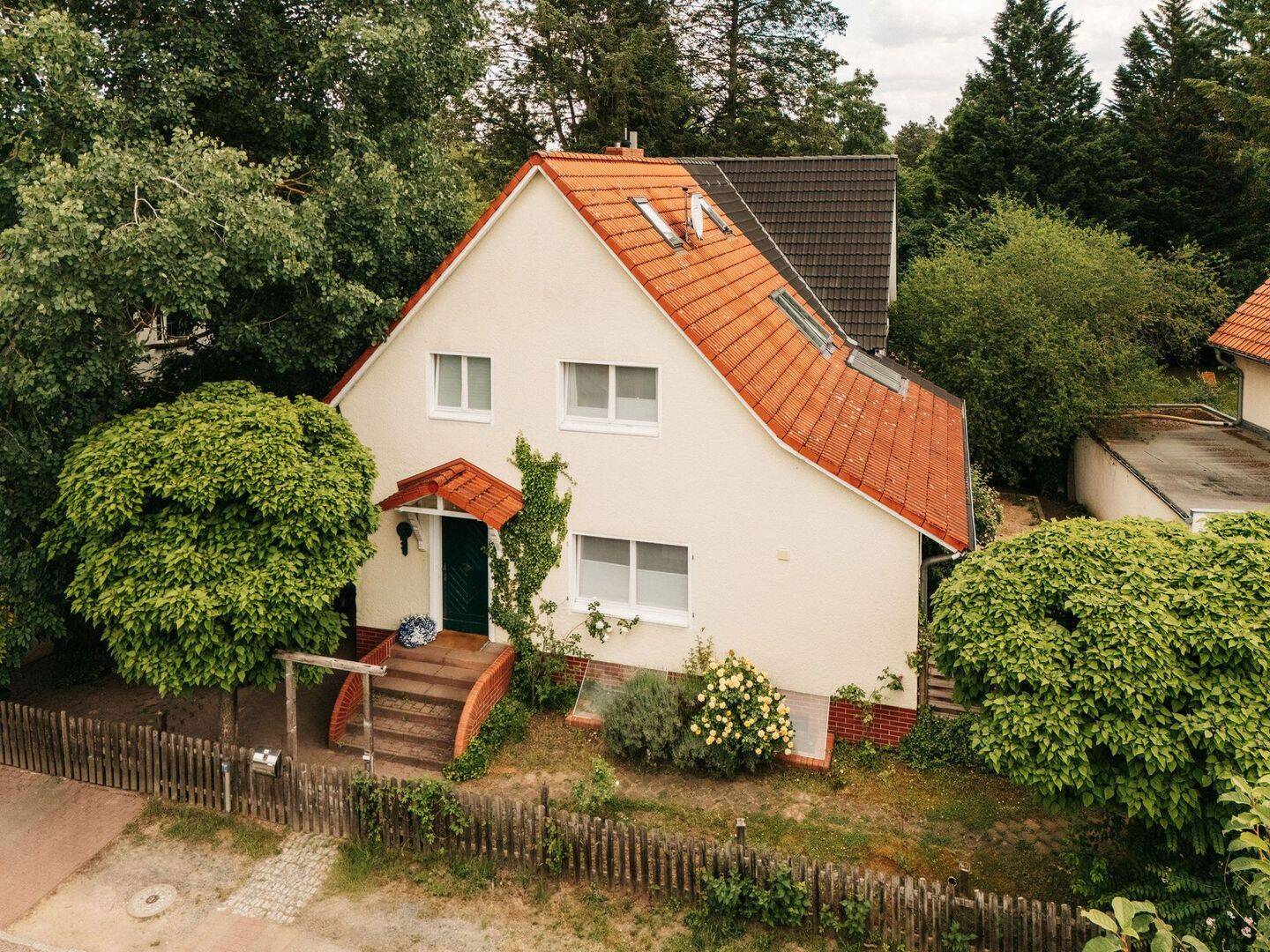 Moderne trifft Klassiker der 30er Jahre mit Option einer Einliegerwohnung – Kleinmachnow – Bild 1 von 9
