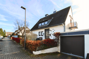 Freistehendes Zweifamilienhaus: 3 Garagen, 1 Carport & Wintergarten