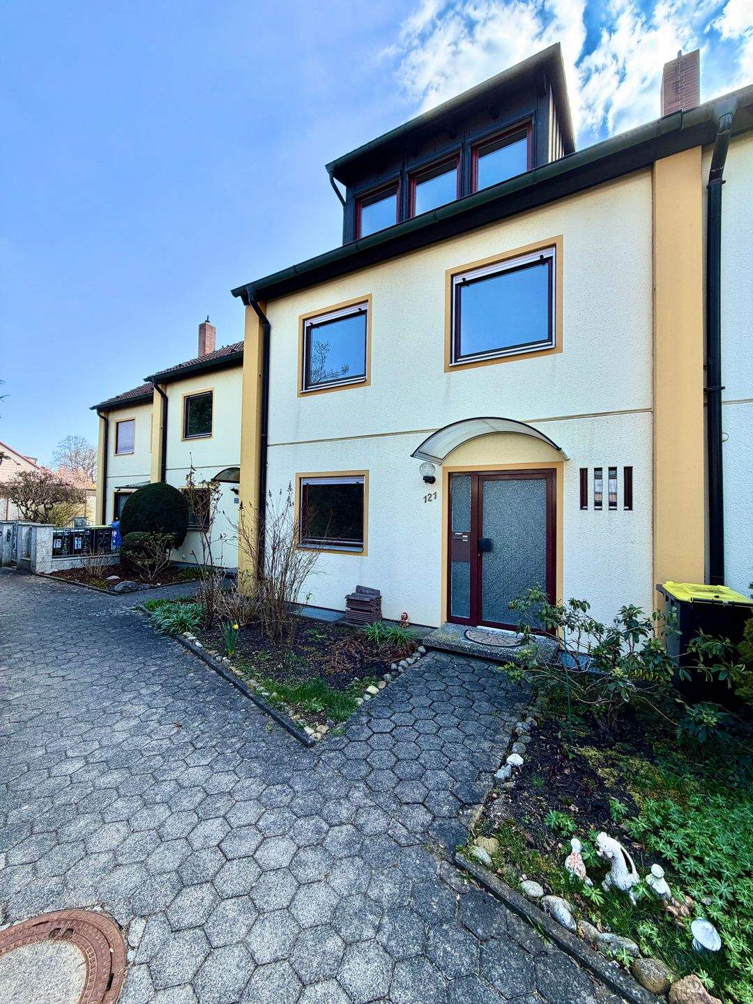 Seltene Gelegenheit! Großzügiges Reihenmittelhaus mit Garten, Terrasse & Garage in Nürnberg-Pillenreuth – Nürnberg – Bild 1 von 9