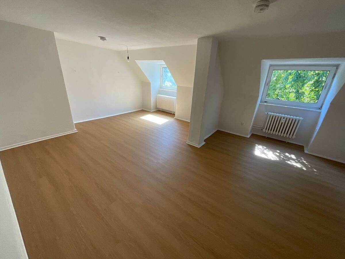 Sanierte 1 Zimmer Wohnung mit großem Studio artigen Wohnzimmer. – 24146 Kiel – Bild 1 von 4