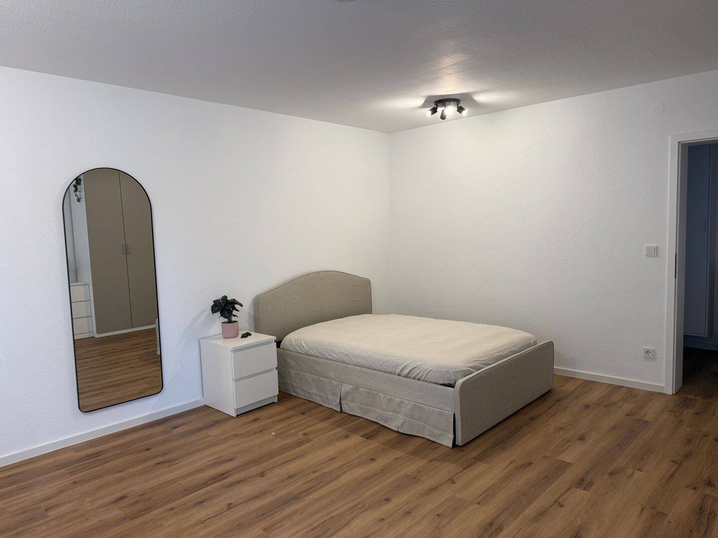 Zimmer in hochwertig renovierter Wohnung mit All-inclusive-Miete (Zimmer 1/3) – Heilbronn – Vorschaubild 4