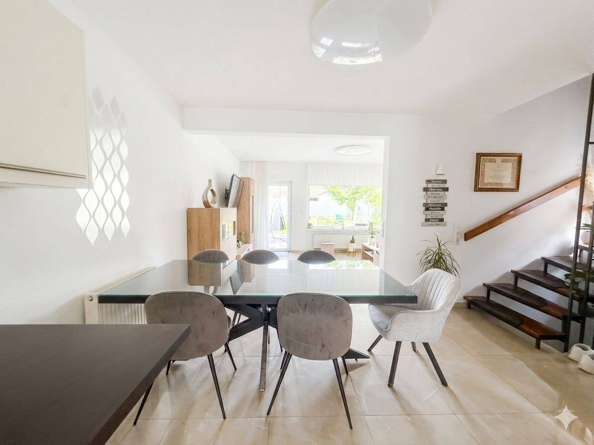 Viel Plat für den Alltag in diesem 5,5- Zimmer-Reihenhaus in Bad Friedrichshall – Bad Friedrichshall – Bild 1 von 8