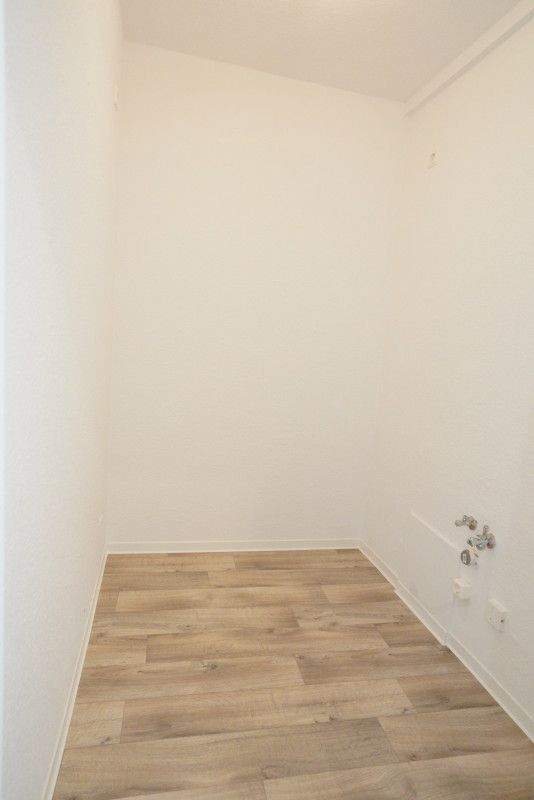 Schickes Wannenbad mit Dusche I Aufzug & Balkon – Chemnitz – Vorschaubild 2