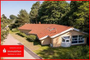 modernisiertes Ferienhaus mit Pool in Strandlage