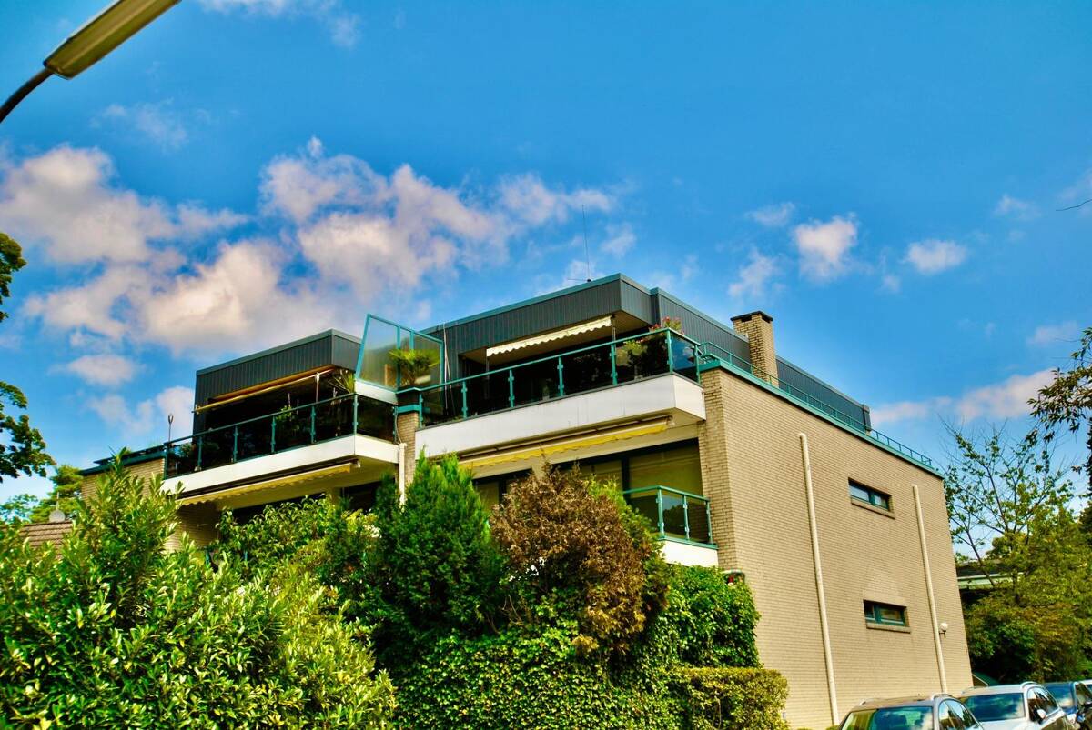 Blankenese! Lichtdurchflutete Wohnung mit Süd-Westbalkon und Tiefgarage! – 22587 Hamburg – Bild 1 von 9