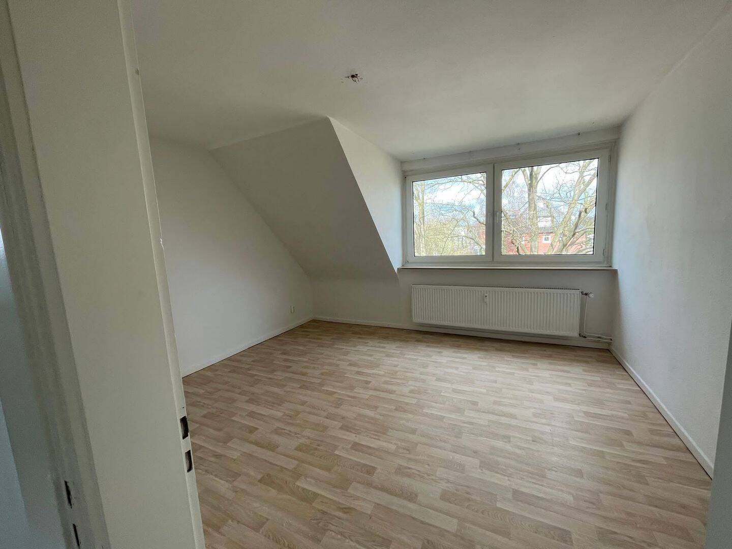 Gemütliche 3 Zimmerdachgeschosswohnung mit Einbauküche – Hamburg – Vorschaubild 2