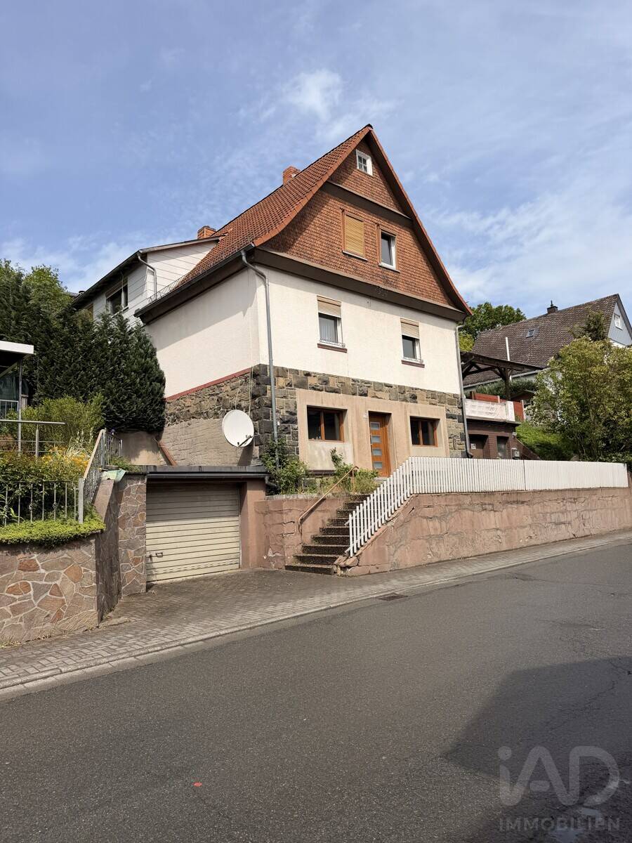 Großzügiges Wohnhaus mit Garten, Garage und viel Platz für die ganze Familie. – Bad Endbach – Bild 1 von 9