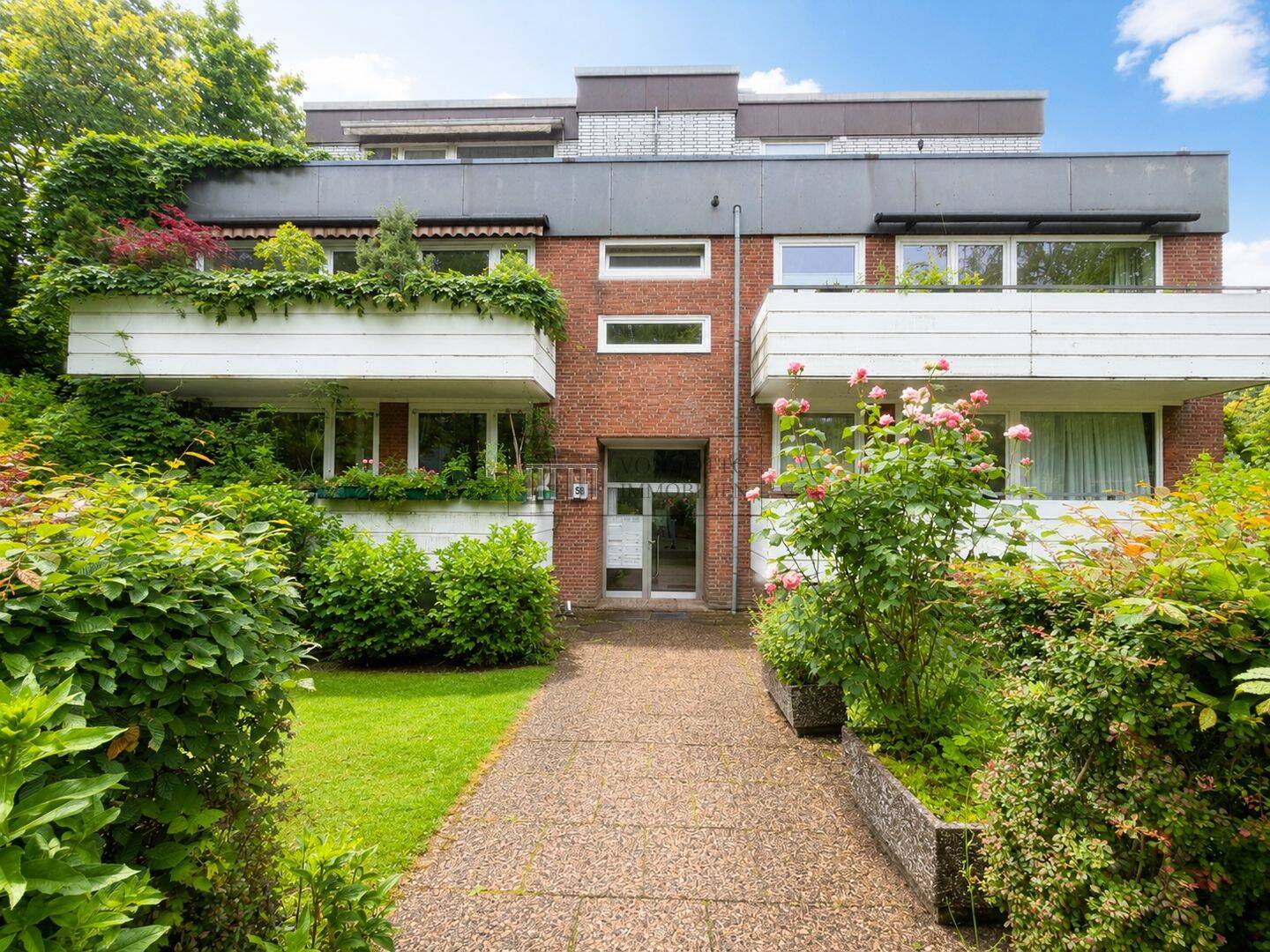 Charmante 2 Zimmer Wohnung mit Balkon, Keller und Stellplatz