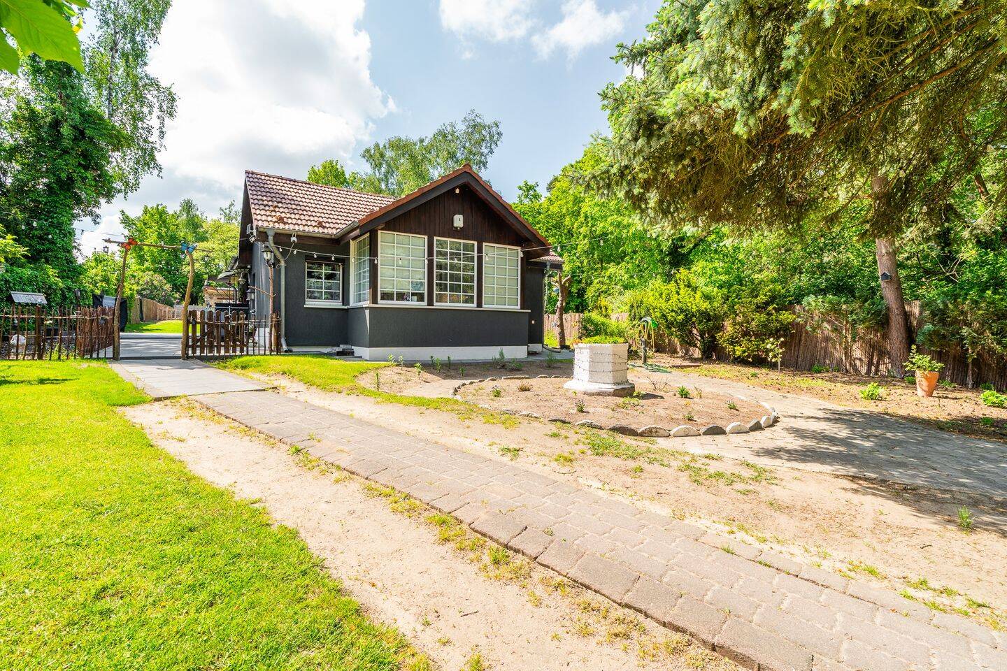Rückzugsort im Grünen: Barrierearmer Bungalow mit Garten und Nebengebäuden für Familie und Hobby – Blankenfelde-Mahlow – Bild 1 von 9
