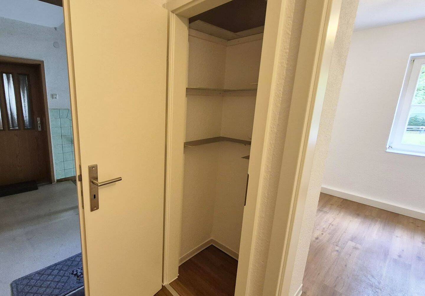 ... mit Blick zum Innenhof - renoviertes 2-Zimmer-Apartment + Tageslichtbad + separate Küche – Rostock – Vorschaubild 7