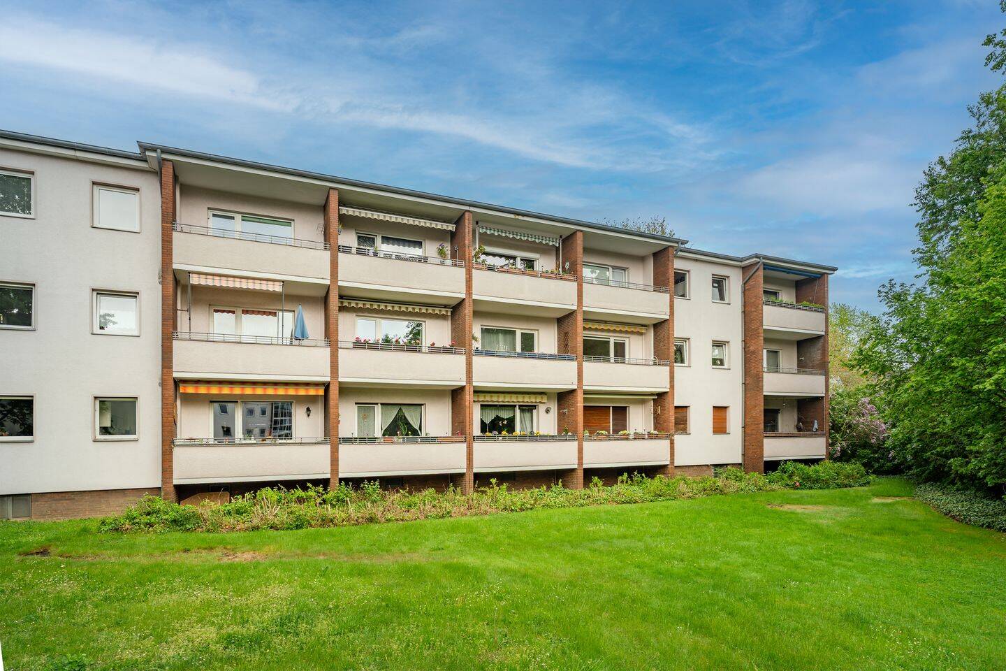 Ready-to-occupy 2-room apartment with west-facing balcony